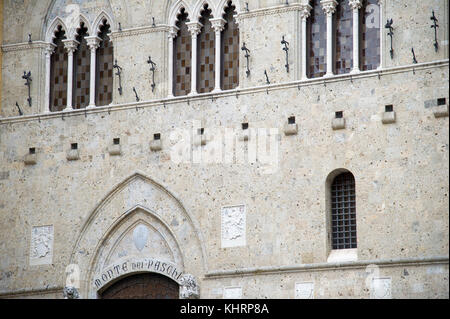 Ingresso principale al gotico Palazzo Salimbeni, sede centrale della Banca Monte dei Paschi di Siena nel centro storico di Siena elencati dall'UNESCO Patrimonio dell'umanità Foto Stock