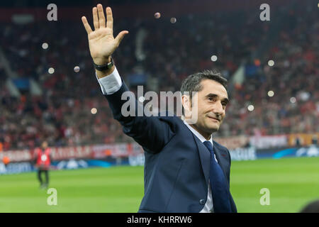 Pireo, Grecia - 31 Ottobre 2017: Pullman di Barcellona Ernesto Valverde durante la UEFA Champions League tra Olympiacos vs FC Barcellona a GE Foto Stock