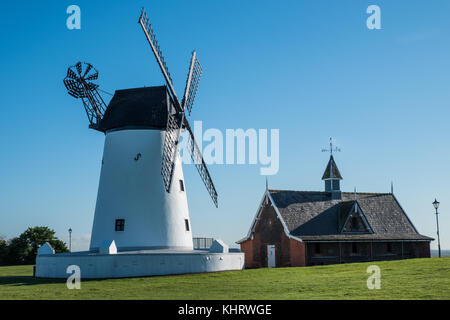 Il Lytham mulino e la vecchia stazione di salvataggio a Lytham, Lancashire, Regno Unito Foto Stock