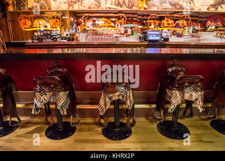 Western bar a tema e griglia di sella con posti a sedere presso il miliardario cowboy bar nella città di Jackson, nel parco nazionale di Grand Teton Foto Stock