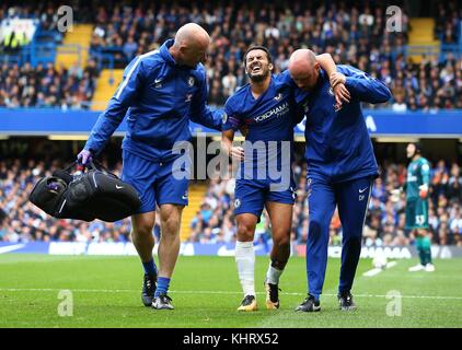 Pedro di Chelsea smorfie nel dolore durante il match di Premier League tra Chelsea e Arsenal a Stamford Bridge di Londra. 17 set 2017.solo uso editoriale *** No merchandising. Per le immagini di calcio FA e Premier League restrizioni si applicano inc. no internet/utilizzo mobile senza licenza FAPL - per i dettagli contatti Football Dataco Foto Stock