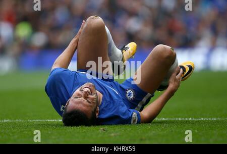 Pedro di Chelsea smorfie nel dolore durante il match di Premier League tra Chelsea e Arsenal a Stamford Bridge di Londra. 17 set 2017.solo uso editoriale *** No merchandising. Per le immagini di calcio FA e Premier League restrizioni si applicano inc. no internet/utilizzo mobile senza licenza FAPL - per i dettagli contatti Football Dataco Foto Stock