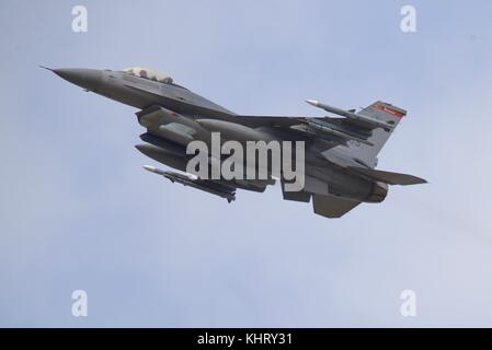 Lockheed Martin F-16C Fighting Falcon da 480th Fighter Squadron di eseguire una marcatura flypast US Air Force settantesimo anniversario al RIAT 2017 Foto Stock