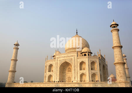 Sunrise al Taj Mahal, Sito Patrimonio Mondiale dell'UNESCO, Agra, nello stato di Uttar Pradesh, India, Asia. Foto Stock