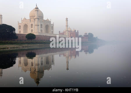 Mattina la riflessione del Taj Mahal nel fiume Yamuna, Sito Patrimonio Mondiale dell'UNESCO, Agra, Uttar Pradesh, India, Asia Foto Stock