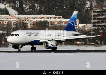 Innsbruck, Austria - 21 gennaio 2017: un aereo sulla neve dall'aeroporto di Innsbruck (INN) Foto Stock