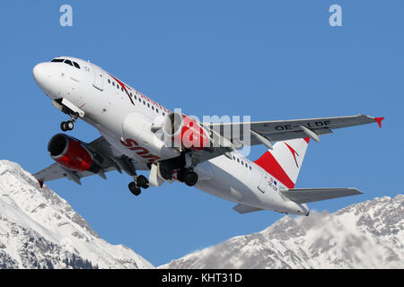 Innsbruck, Austria - 21 gennaio 2017: un aereo sulla neve dall'aeroporto di Innsbruck (INN) Foto Stock