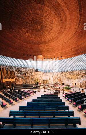 Helsinki, Finlandia - 7 dicembre 2016: interno della comunità luterana chiesa temppeliaukio conosciuto anche come chiesa di roccia e chiesa rupestre. Foto Stock