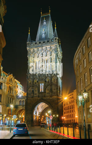 Praga, Repubblica ceca. vista notturna della torre della polvere o polvere gate. è uno degli originali delle porte della città, risalente al XI secolo. unesco w Foto Stock