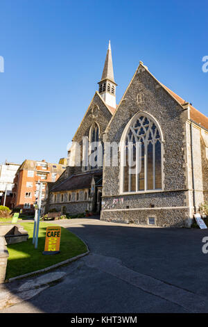 San Barnaba Chiesa, che corre ogni giorno un caffè sulla strada del mare, Stroud, East Sussex, Regno Unito Foto Stock