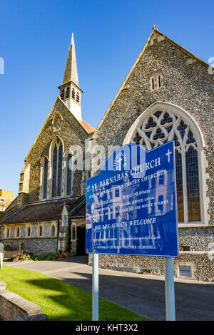 San Barnaba Chiesa, che corre ogni giorno un caffè sulla strada del mare, Stroud, East Sussex, Regno Unito Foto Stock