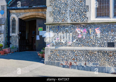 San Barnaba Chiesa, che corre ogni giorno un caffè sulla strada del mare, Stroud, East Sussex, Regno Unito Foto Stock