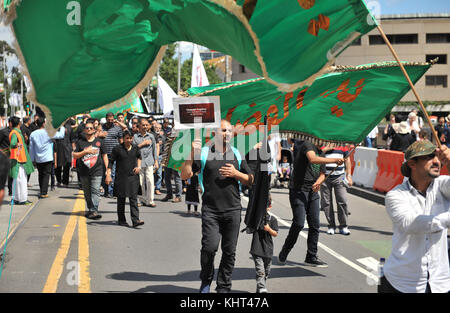 Melbourne, Australia. Xix nov, 2017. musulmani sciiti lutto partecipano in marzo durante una processione religiosa a melbourne domenica 19 novembre, 2017 chehlum (quarantesimo giorno) del martirio di imam hussain (a.s) il nipote del Profeta Mohammad a Melbourne. Credito: mirza .m. hassan/Pacific press/alamy live news Foto Stock