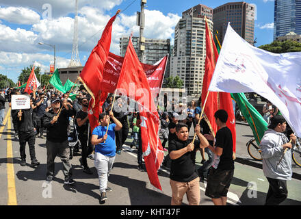 Melbourne, Australia. Xix nov, 2017. musulmani sciiti lutto partecipano in marzo durante una processione religiosa a melbourne domenica 19 novembre, 2017 chehlum (quarantesimo giorno) del martirio di imam hussain (a.s) il nipote del Profeta Mohammad a Melbourne. Credito: mirza .m. hassan/Pacific press/alamy live news Foto Stock