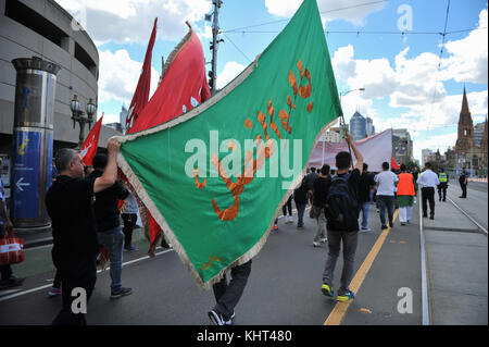 Melbourne, Australia. Xix nov, 2017. musulmani sciiti lutto partecipano in marzo durante una processione religiosa a melbourne domenica 19 novembre, 2017 chehlum (quarantesimo giorno) del martirio di imam hussain (a.s) il nipote del Profeta Mohammad a Melbourne. Credito: mirza .m. hassan/Pacific press/alamy live news Foto Stock