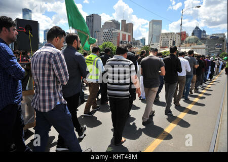 Melbourne, Australia. Xix nov, 2017. musulmani sciiti lutto partecipano in marzo durante una processione religiosa a melbourne domenica 19 novembre, 2017 chehlum (quarantesimo giorno) del martirio di imam hussain (a.s) il nipote del Profeta Mohammad a Melbourne. Credito: mirza .m. hassan/Pacific press/alamy live news Foto Stock