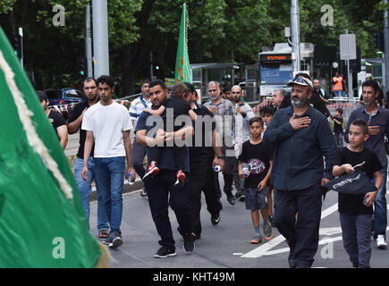 Melbourne, Australia. Xix nov, 2017. musulmani sciiti lutto partecipano in marzo durante una processione religiosa a melbourne domenica 19 novembre, 2017 chehlum (quarantesimo giorno) del martirio di imam hussain (a.s) il nipote del Profeta Mohammad a Melbourne. Credito: mirza .m. hassan/Pacific press/alamy live news Foto Stock