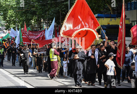 Melbourne, Australia. Xix nov, 2017. musulmani sciiti lutto partecipano in marzo durante una processione religiosa a melbourne domenica 19 novembre, 2017 chehlum (quarantesimo giorno) del martirio di imam hussain (a.s) il nipote del Profeta Mohammad a Melbourne. Credito: mirza .m. hassan/Pacific press/alamy live news Foto Stock