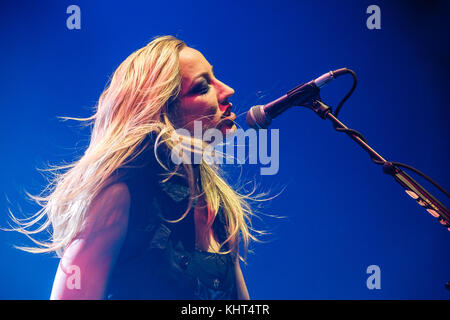 Alice Cooper suona alla SSE Arena Wembley di Londra giovedì 16 novembre 2017. Nella foto: Nita Strauss. Foto Stock