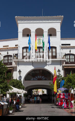 Vista lungo la Calle Carment verso il governo locale ufficio di Nerja, Spagna Foto Stock