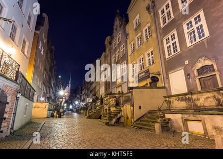 Vista dei vecchi edifici sulla vuota St. Mary's Street (ul. Mariacka) e la chiesa di Santa Maria nella città principale (città vecchia) a Danzica, Polonia, in serata. Foto Stock