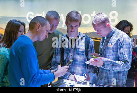 Kiev, Ucraina - 07 ottobre 2017: la gente visita samsung, un sud coreano conglomerato multinazionale corporation stand durante la CEE 2017, il più grande eleggere Foto Stock