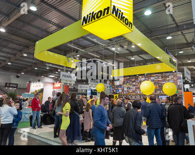 Kiev, Ucraina - 07 ottobre 2017: i visitatori non riconosciuta di collaudo macchine fotografiche professionali su nikon stand durante la CEE 2017, il più grande electron Foto Stock