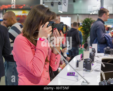 Kiev, Ucraina - 07 ottobre 2017: i visitatori non riconosciuta di collaudo macchine fotografiche professionali su nikon stand durante la CEE 2017, il più grande electron Foto Stock