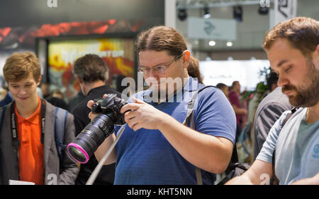 Kiev, Ucraina - 07 ottobre 2017: i visitatori non riconosciuta di collaudo macchine fotografiche professionali su nikon stand durante la CEE 2017, il più grande electron Foto Stock