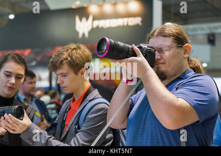 Kiev, Ucraina - 07 ottobre 2017: i visitatori non riconosciuta di collaudo macchine fotografiche professionali su nikon stand durante la CEE 2017, il più grande electron Foto Stock