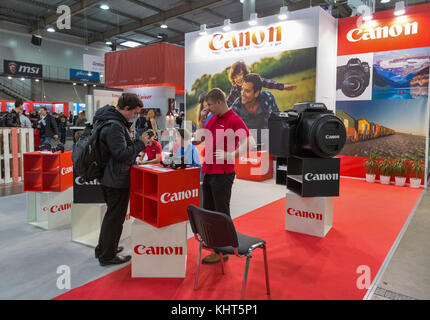 Kiev, Ucraina - 07 ottobre 2017: i visitatori non riconosciuta di collaudo macchine fotografiche professionali a canon stand durante la CEE 2017, il più grande electron Foto Stock