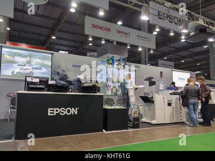 Kiev, Ucraina - 07 ottobre 2017: la gente visita epson, società elettronica giapponese, uno dei maggiori produttori mondiali di stampanti per computer stand a c Foto Stock