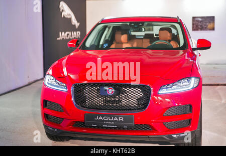 KIEV, UCRAINA - 27 OTTOBRE 2017: Red Modern Jaguar F-pace sulla mostra d'arte "Jaguar". The Art of Performance" nel Business Center di Toronto. Foto Stock