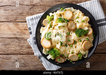 Pasta fatta in casa con king brown funghi, formaggi e verdure vicino sul tavolo. parte superiore orizzontale vista da sopra Foto Stock