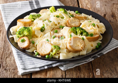 Pasta fatta in casa con king brown funghi, formaggi e verdure vicino sul tavolo orizzontale. Foto Stock