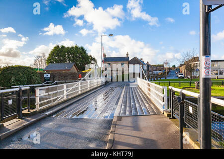 Il ponte girevole a Glasson Dock per consentire l'accesso alla vasca, Lancashire, Regno Unito Foto Stock