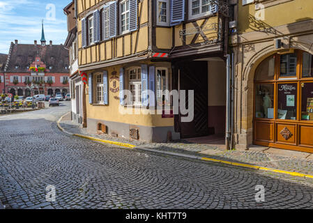 Pavimentazione strada con tipiche case a graticcio, città barr, sulla strada del vino dell'Alsazia, Francia Foto Stock