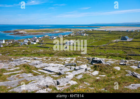 Vista della Baia di Killeany a Inishmore Island, Isole Aran, nella contea di Galway, Irlanda Foto Stock