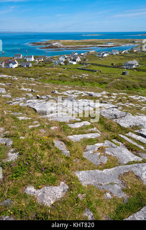 Vista della Baia di Killeany a Inishmore Island, Isole Aran, nella contea di Galway, Irlanda Foto Stock