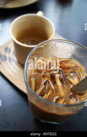 Sgocciolare il caffè con il ghiaccio in stile vietnamita Foto Stock