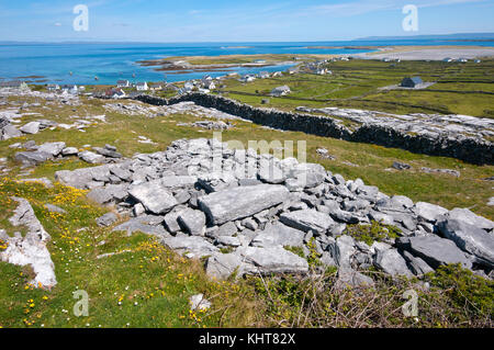 Vista della Baia di Killeany a Inishmore Island, Isole Aran, nella contea di Galway, Irlanda Foto Stock