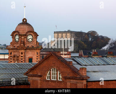 Alba sopra la stazione ferroviaria e il castello nella città di NOTTINGHAM, NOTTINGHAMSHIRE REGNO UNITO Inghilterra Foto Stock