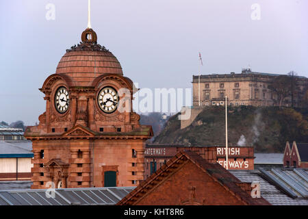 Alba sopra la stazione ferroviaria e il castello nella città di NOTTINGHAM, NOTTINGHAMSHIRE REGNO UNITO Inghilterra Foto Stock