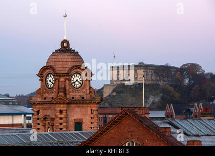 Alba sopra la stazione ferroviaria e il castello nella città di NOTTINGHAM, NOTTINGHAMSHIRE REGNO UNITO Inghilterra Foto Stock