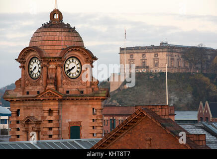 Alba sopra la stazione ferroviaria e il castello nella città di NOTTINGHAM, NOTTINGHAMSHIRE REGNO UNITO Inghilterra Foto Stock