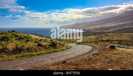 Vista mozzafiato della costa dall'avvolgimento Piilani autostrada in Maui, Hawaii Foto Stock