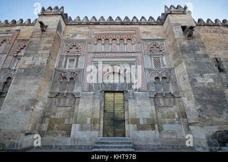 Ampia vista angolare di puerta de San Juan da Mezquita de Córdoba (Andalusia, Spagna). Foto Stock