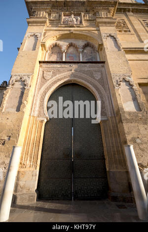 Ampia vista angolare di Puerta del perdón da Mezquita de Córdoba (Andalusia, Spagna). Foto Stock