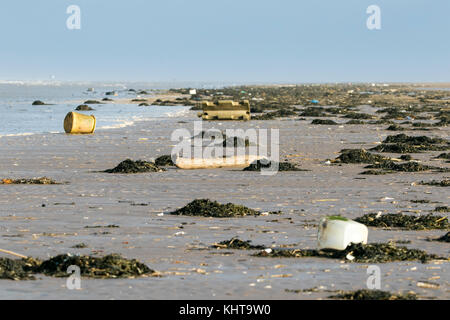 Spiaggia detriti lavato fino sulla spiaggia di Southport in Merseyside Foto Stock