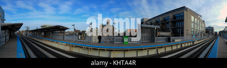 Un 180º vista del Irving Park Road L piattaforma off la linea marrone su Chicago il lato nord. Foto Stock